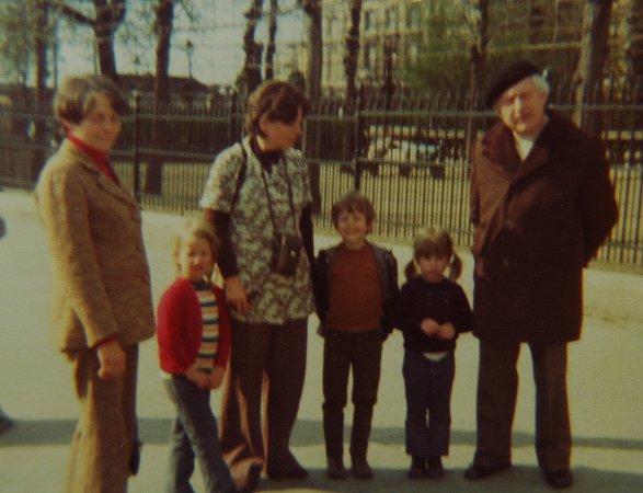 1977 - Gaston et Marie-Francoise Falisse avec Elise et les petits.jpg
